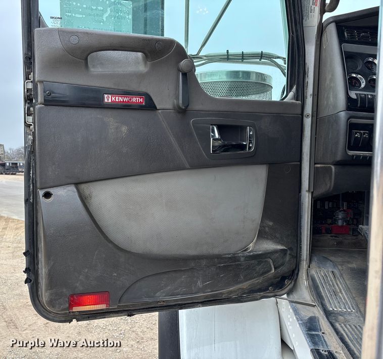 image for item EE1389 2013 Kenworth T800 semi truck