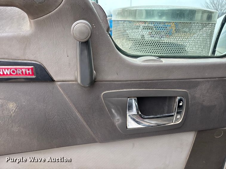 image for item EE1389 2013 Kenworth T800 semi truck