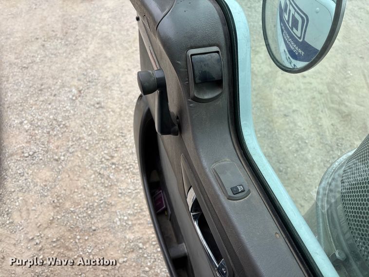 image for item EE1389 2013 Kenworth T800 semi truck