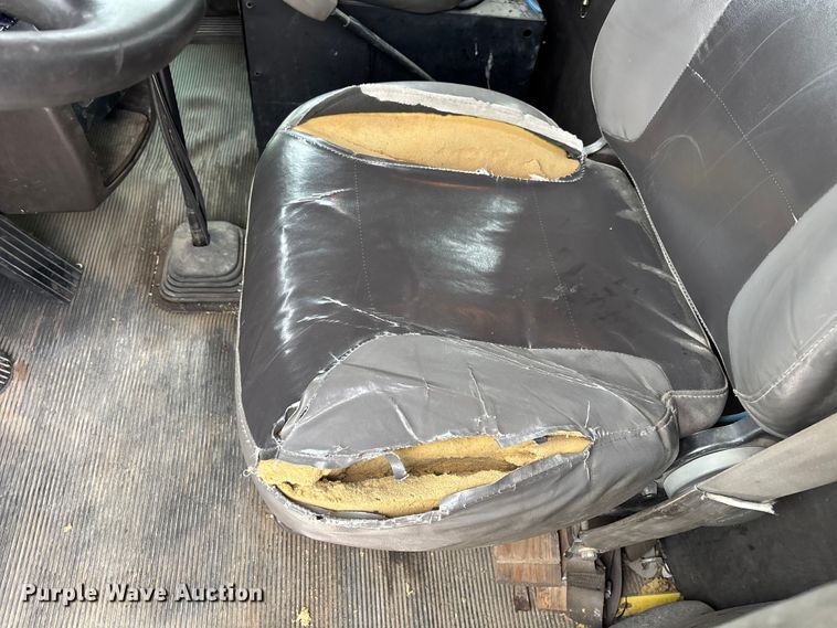 image for item EE1389 2013 Kenworth T800 semi truck