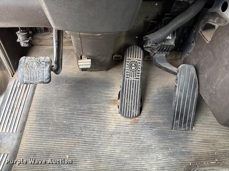 image for item EE1389 2013 Kenworth T800 semi truck