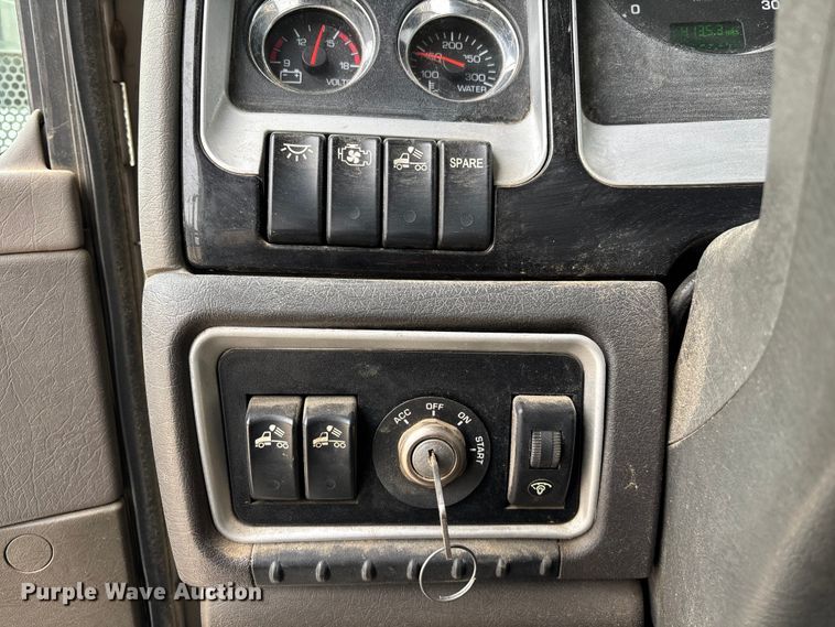 image for item EE1389 2013 Kenworth T800 semi truck