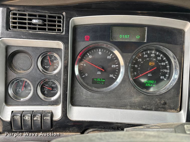 image for item EE1389 2013 Kenworth T800 semi truck