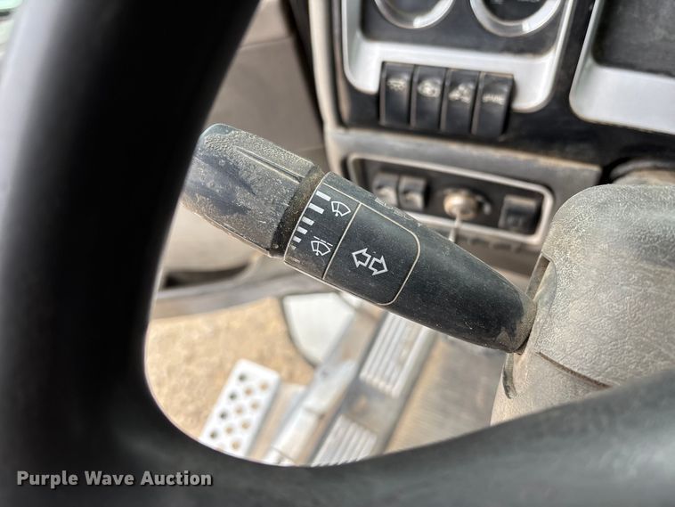 image for item EE1389 2013 Kenworth T800 semi truck