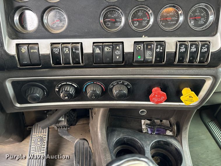 image for item EE1389 2013 Kenworth T800 semi truck