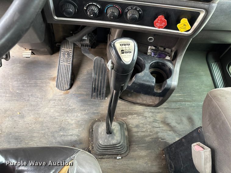 image for item EE1389 2013 Kenworth T800 semi truck