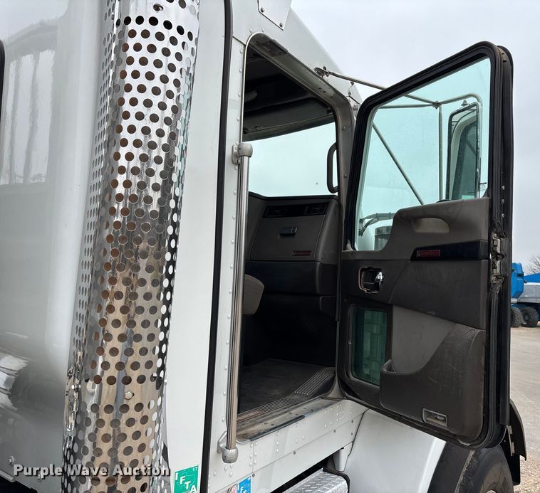 image for item EE1389 2013 Kenworth T800 semi truck