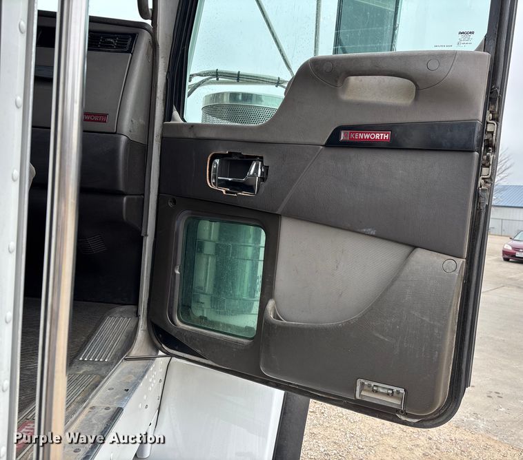 image for item EE1389 2013 Kenworth T800 semi truck