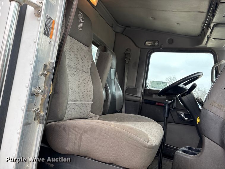image for item EE1389 2013 Kenworth T800 semi truck