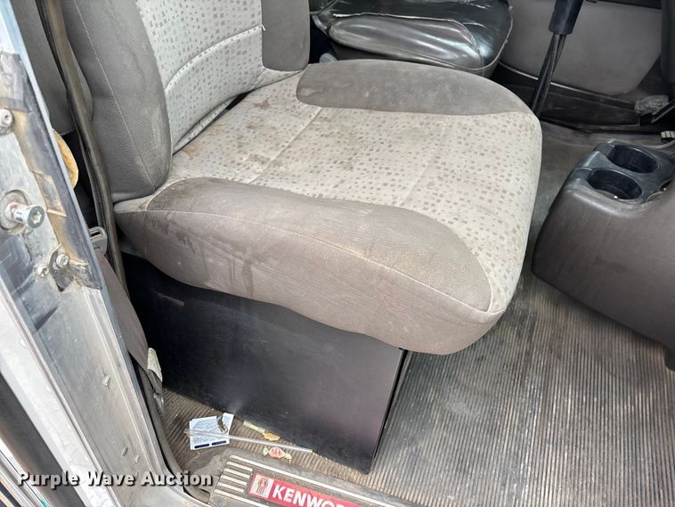 image for item EE1389 2013 Kenworth T800 semi truck