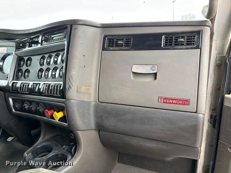 image for item EE1389 2013 Kenworth T800 semi truck