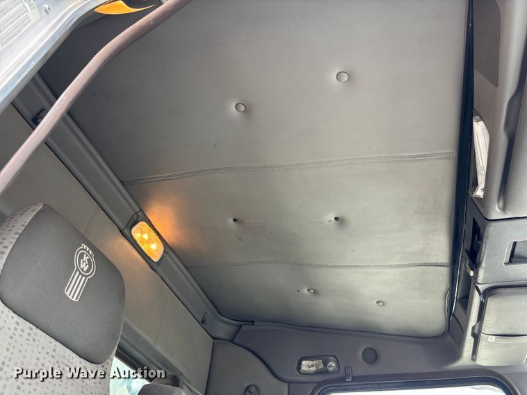 image for item EE1389 2013 Kenworth T800 semi truck