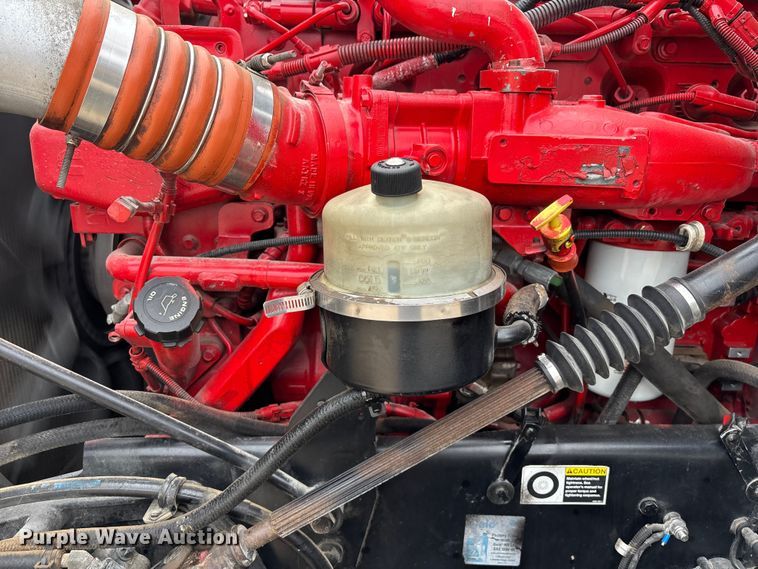 image for item EE1389 2013 Kenworth T800 semi truck