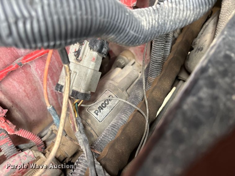 image for item EE1389 2013 Kenworth T800 semi truck