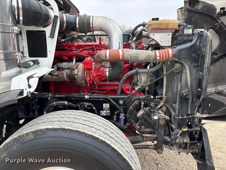 image for item EE1389 2013 Kenworth T800 semi truck