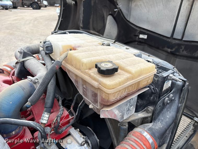 image for item EE1389 2013 Kenworth T800 semi truck