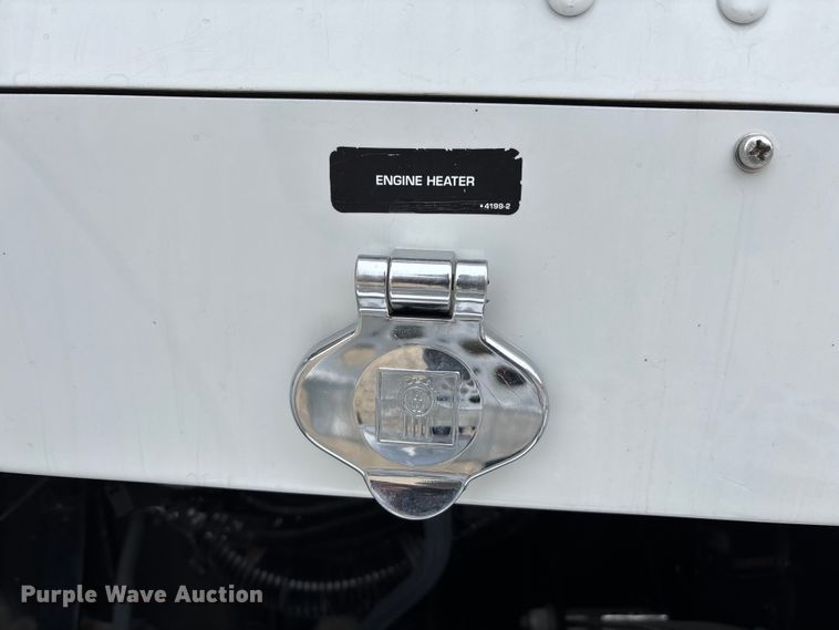 image for item EE1389 2013 Kenworth T800 semi truck