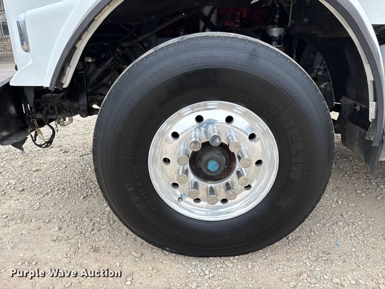 image for item EE1389 2013 Kenworth T800 semi truck