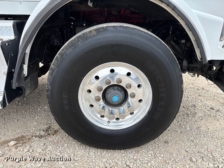 image for item EE1389 2013 Kenworth T800 semi truck