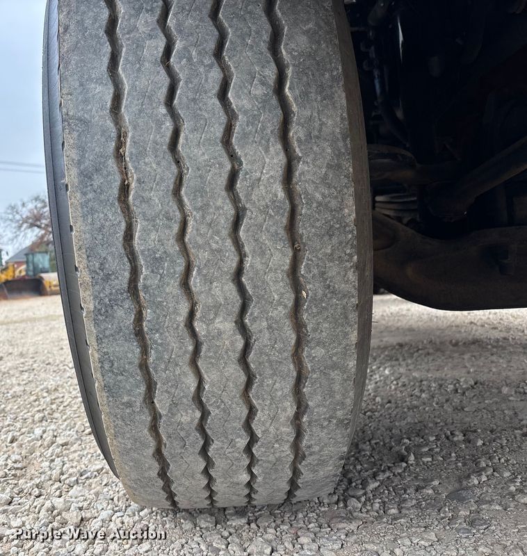 image for item EE1389 2013 Kenworth T800 semi truck