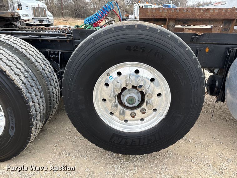 image for item EE1389 2013 Kenworth T800 semi truck