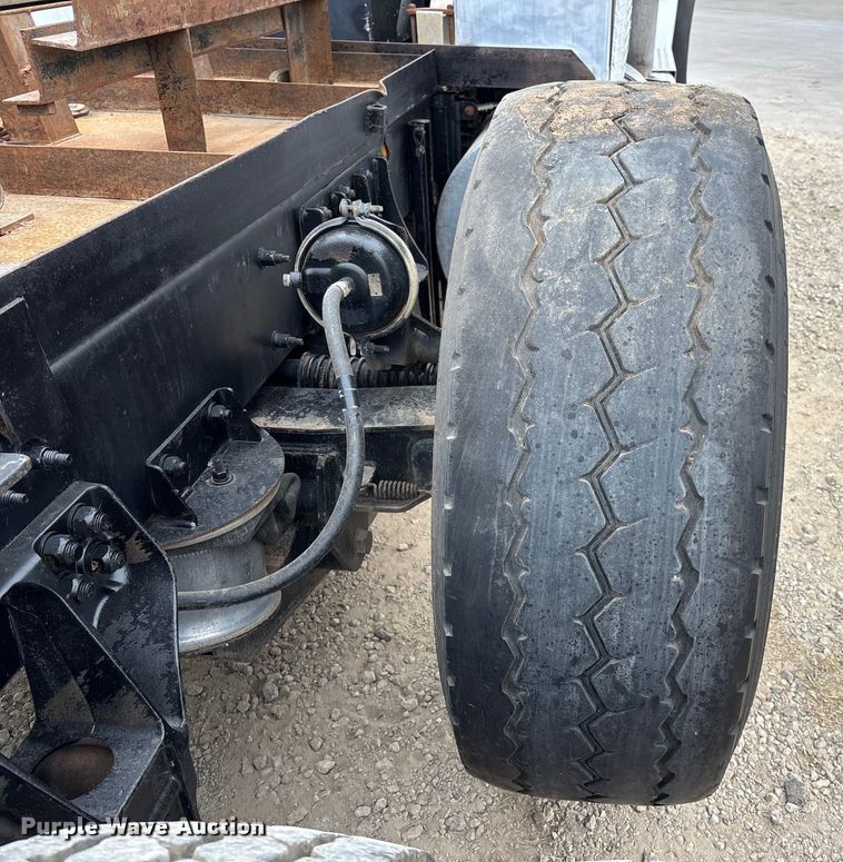 image for item EE1389 2013 Kenworth T800 semi truck