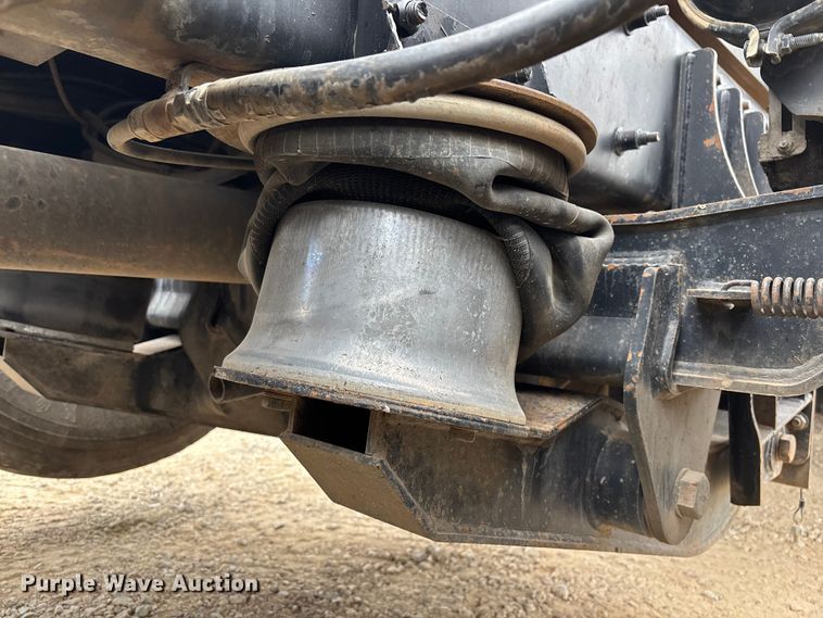 image for item EE1389 2013 Kenworth T800 semi truck