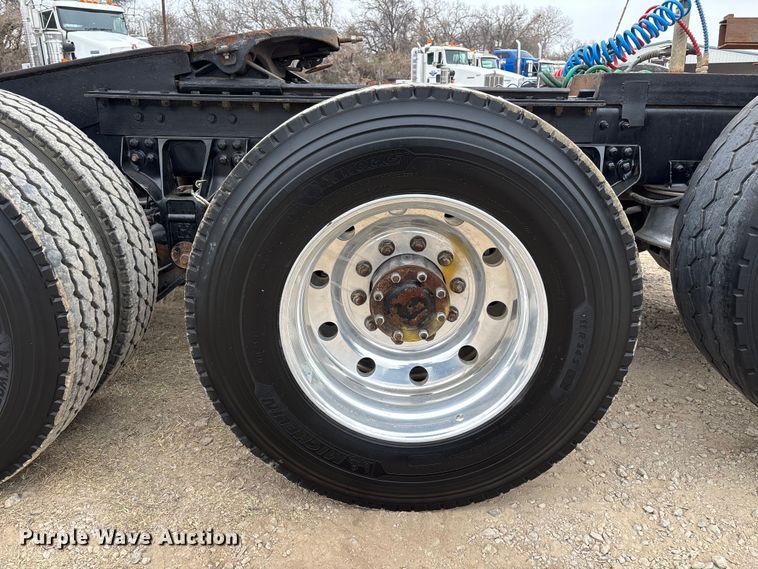 image for item EE1389 2013 Kenworth T800 semi truck