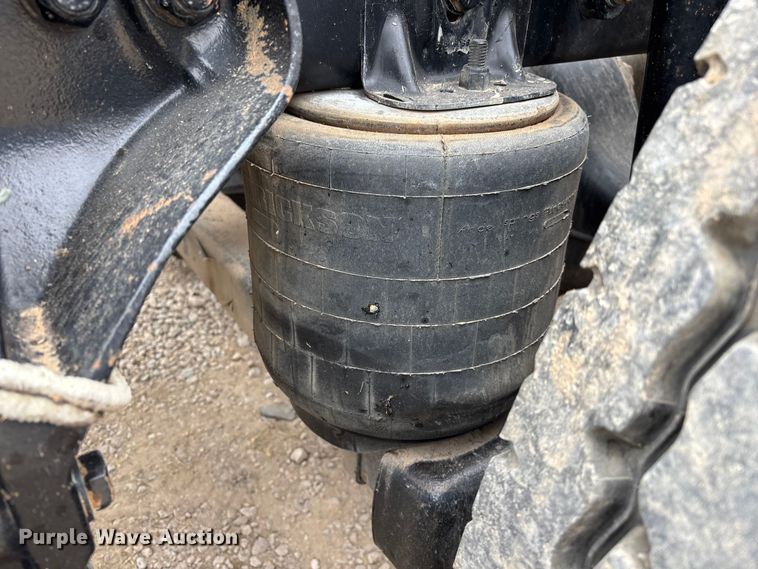 image for item EE1389 2013 Kenworth T800 semi truck