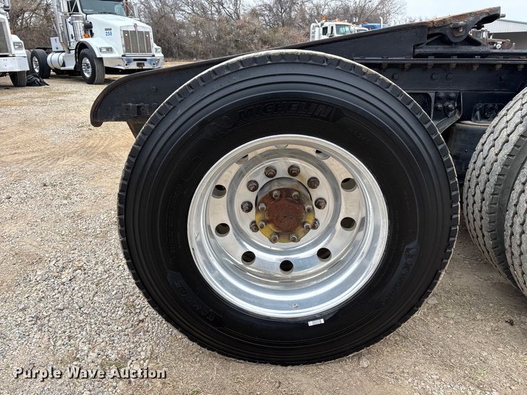 image for item EE1389 2013 Kenworth T800 semi truck