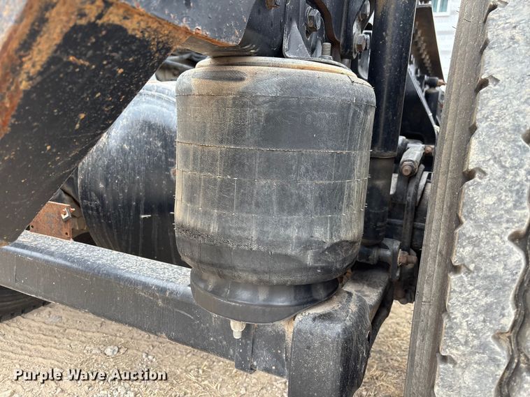 image for item EE1389 2013 Kenworth T800 semi truck