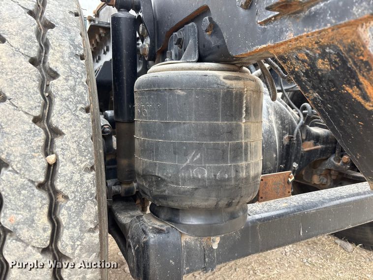 image for item EE1389 2013 Kenworth T800 semi truck