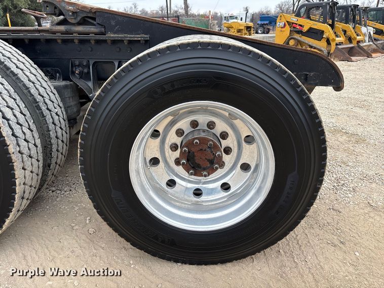 image for item EE1389 2013 Kenworth T800 semi truck