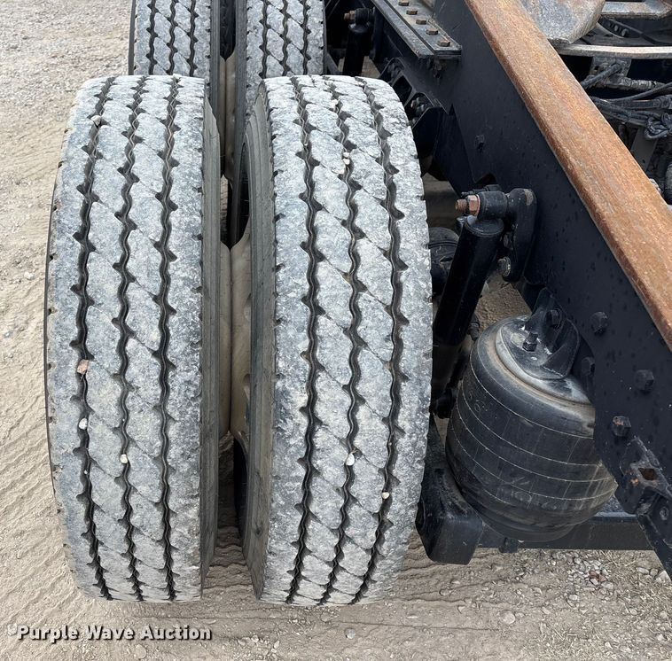 image for item EE1389 2013 Kenworth T800 semi truck