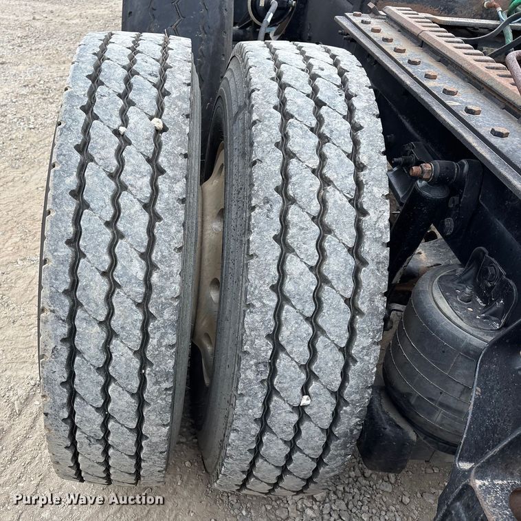 image for item EE1389 2013 Kenworth T800 semi truck