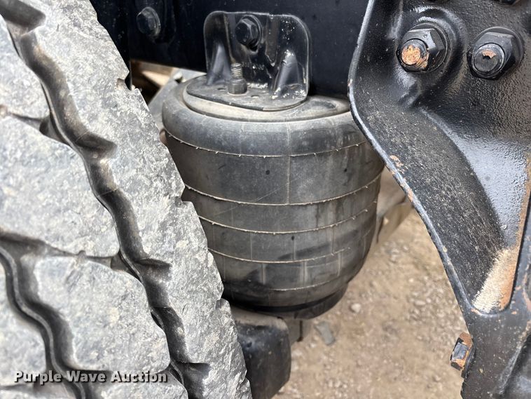 image for item EE1389 2013 Kenworth T800 semi truck