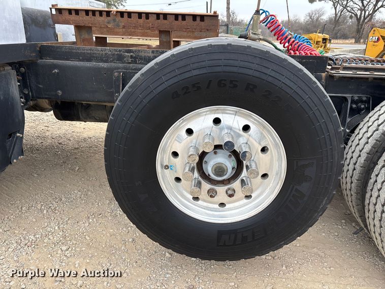 image for item EE1389 2013 Kenworth T800 semi truck