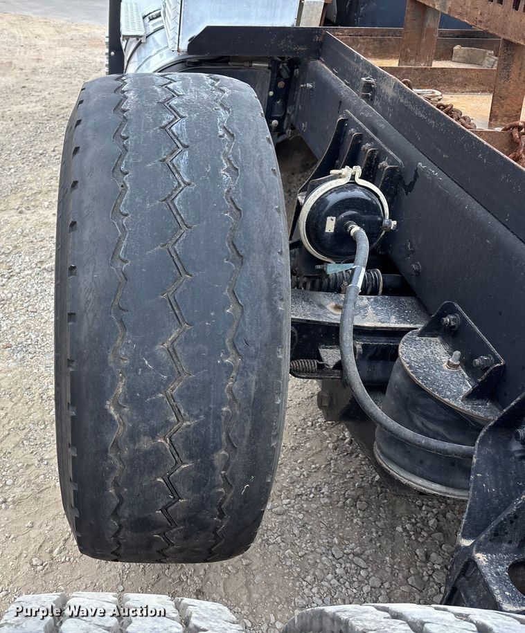 image for item EE1389 2013 Kenworth T800 semi truck