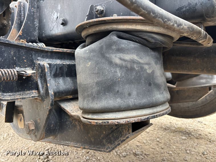 image for item EE1389 2013 Kenworth T800 semi truck