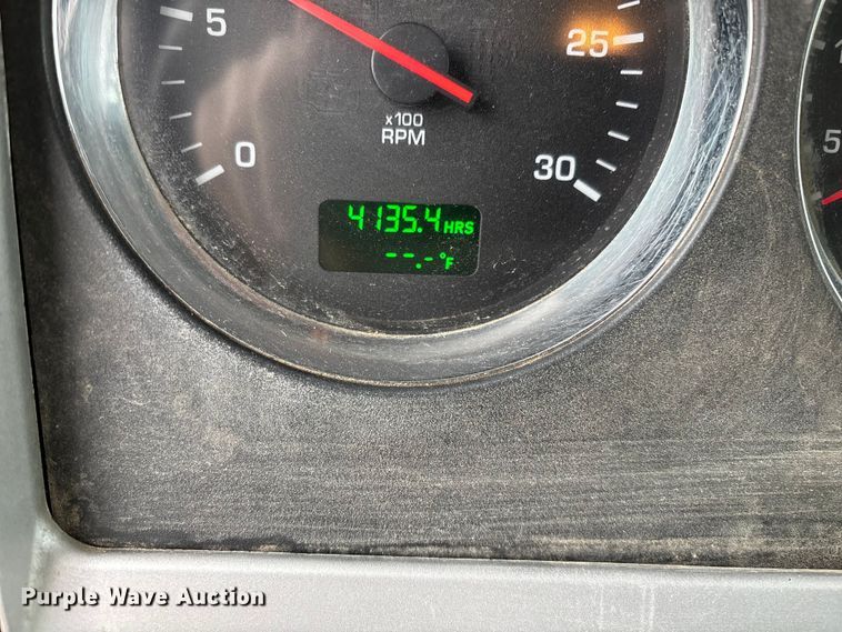 image for item EE1389 2013 Kenworth T800 semi truck