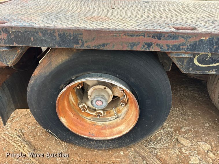 image for item EE1428 1976 Great Dane GPBEAR-232-60 drop deck extendable trailer