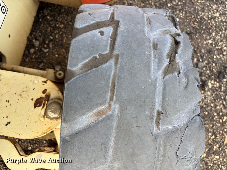 image for item EF0995 2004 JLG 4069LE scissor lift