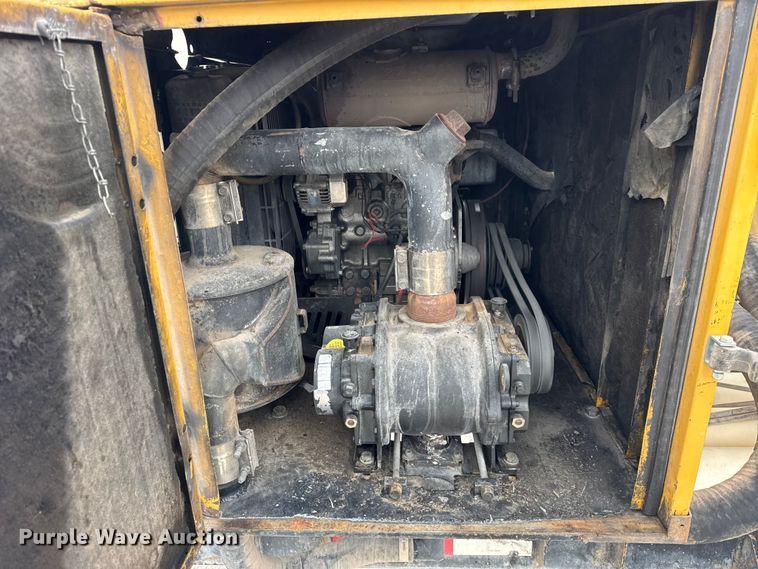 image for item EF2395 Vermeer V800LE vacuum trailer