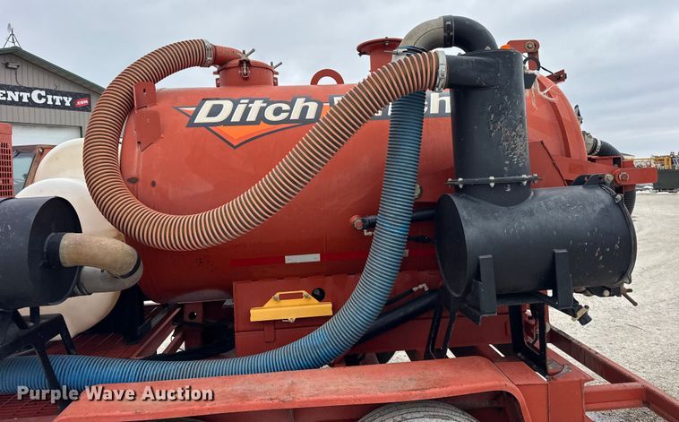 image for item EF2396 2016 Ditch Witch FX65 vacuum trailer