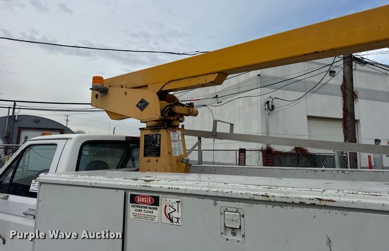 image for item EF2411 1997 Ford F450 Super Duty bucket truck