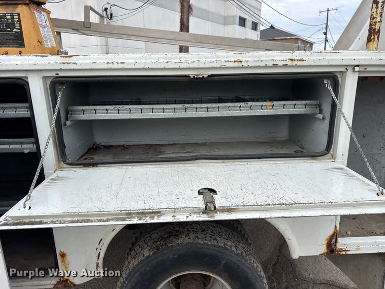 image for item EF2411 1997 Ford F450 Super Duty bucket truck