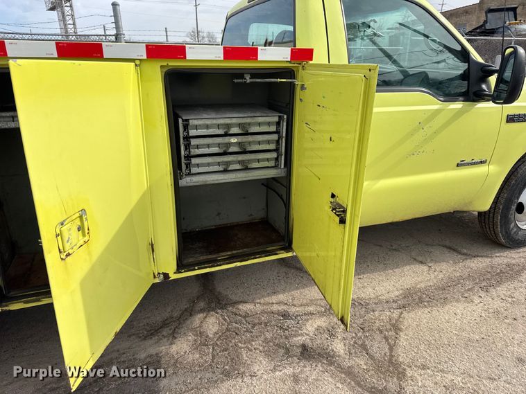 image for item EF2414 2001 Ford F350 Super Duty utility bed pickup truck