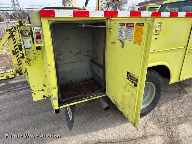 image for item EF2414 2001 Ford F350 Super Duty utility bed pickup truck