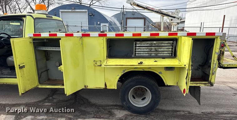 image for item EF2414 2001 Ford F350 Super Duty utility bed pickup truck