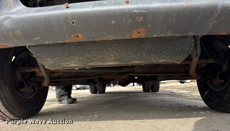 image for item EF2414 2001 Ford F350 Super Duty utility bed pickup truck